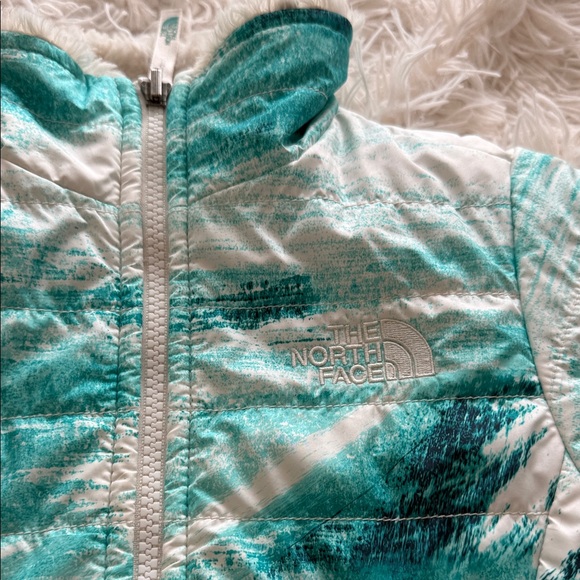 The North Face Kids' Aqua and White Puffer Jacket size S P (7/8)
